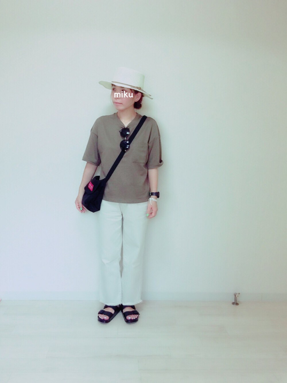 グリーン系のTシャツ/カットソー、ベージュ系のデニムパンツ、ブラック系のショルダーバッグを着用したレディースの夏コーディネートの1枚目の写真