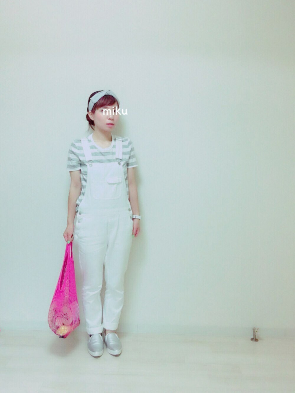 グレー系のTシャツ/カットソー、ホワイト系のサロペット/オーバーオール、ピンク系のエコバッグ/サブバッグを着用したレディースの夏コーディネートの1枚目の写真