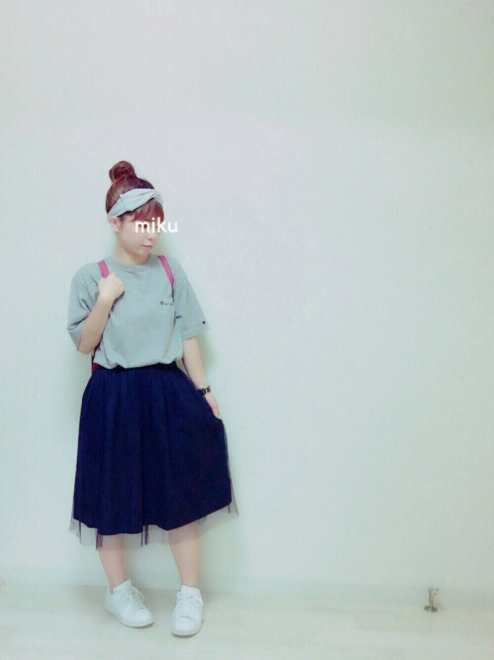 グレー系のTシャツ/カットソー、ブラック系のバックパック/リュック、ブルー系のスカートを着用したレディースの夏コーディネートの1枚目の写真