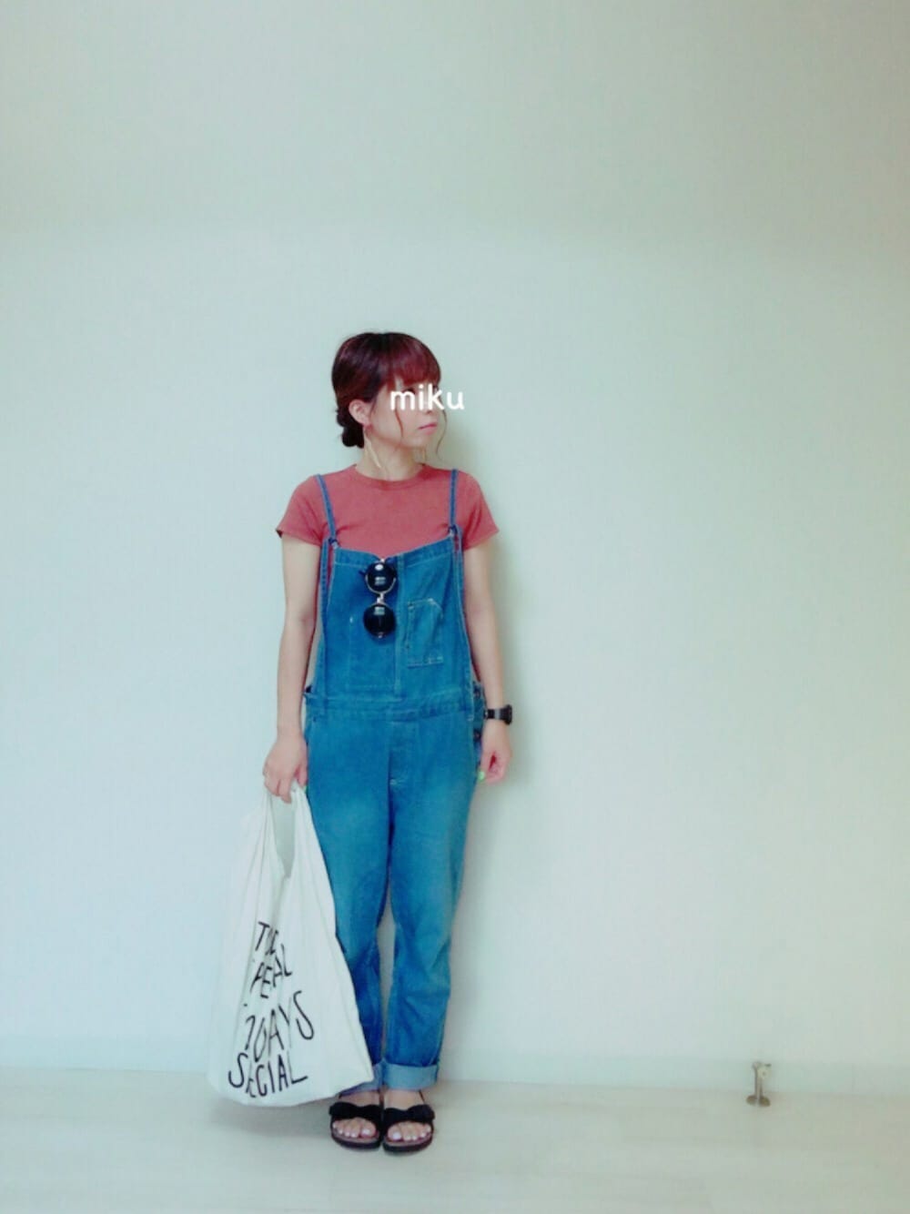 ブラウン系のTシャツ/カットソー、ブルー系のサロペット/オーバーオール、ブラック系のサンダルを着用したレディースの夏コーディネートの1枚目の写真