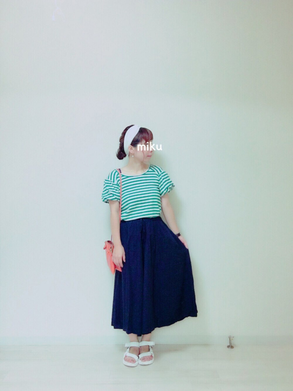 グリーン系のTシャツ/カットソー、ブルー系のその他パンツ、オレンジ系のショルダーバッグを着用したレディースの夏コーディネートの1枚目の写真
