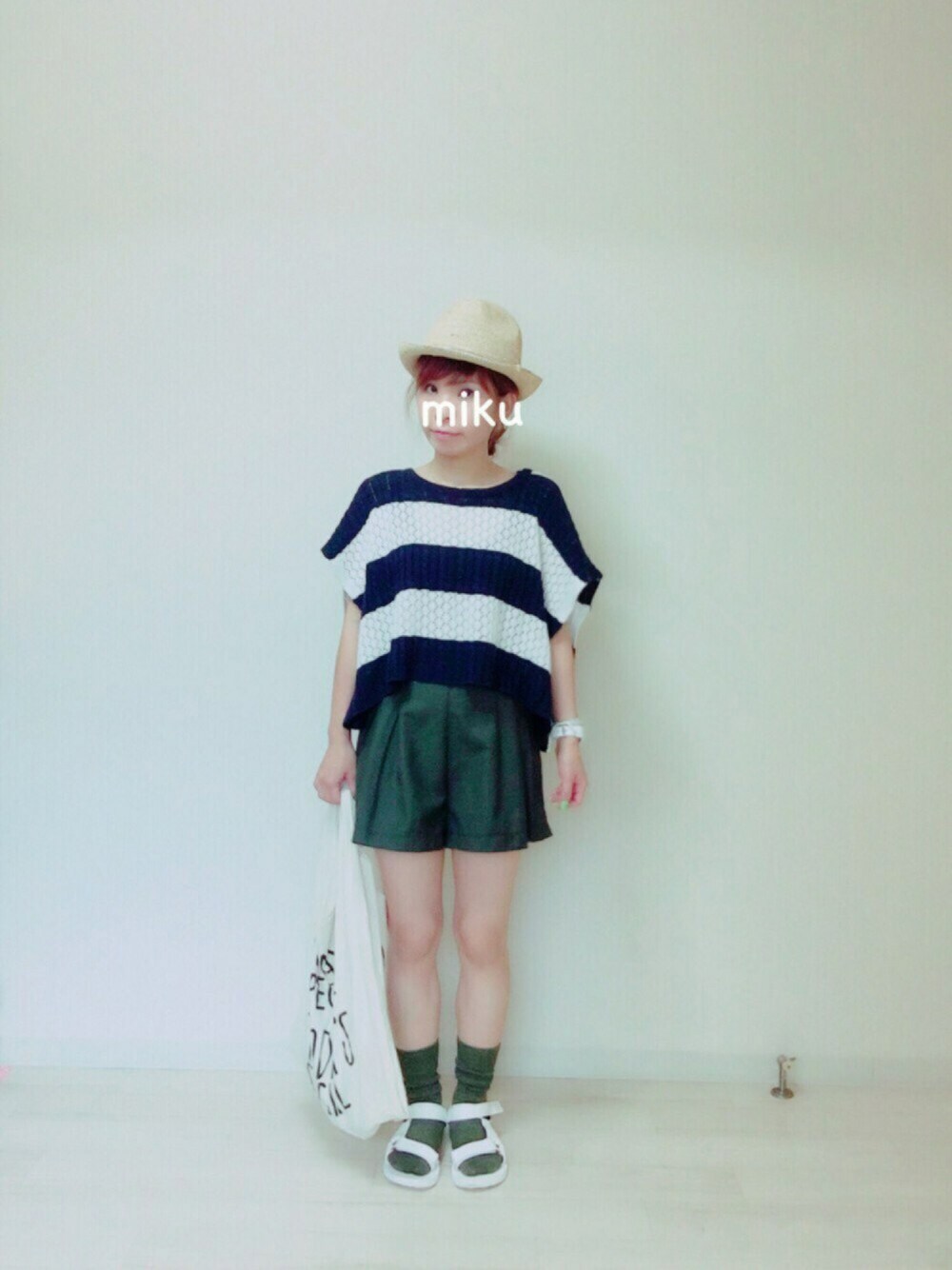 ホワイト系のニット/セーター、グリーン系のその他パンツ、ホワイト系のエコバッグ/サブバッグを着用したレディースの夏コーディネートの1枚目の写真