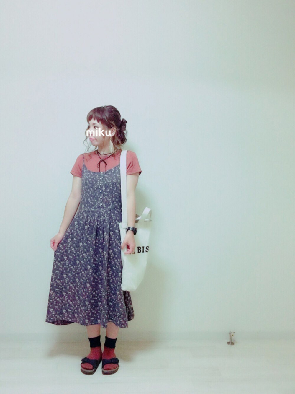 ブラウン系のTシャツ/カットソー、その他のワンピース、ホワイト系のトートバッグを着用したレディースの夏コーディネートの1枚目の写真