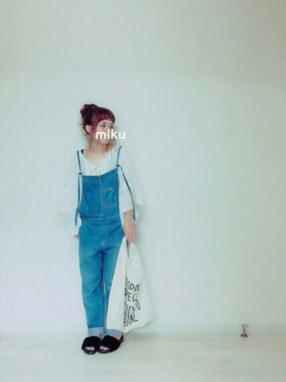 ブルー系のサロペット/オーバーオール、ホワイト系のシャツ/ブラウス、ホワイト系のエコバッグ/サブバッグを着用したレディースの夏コーディネートの1枚目の写真