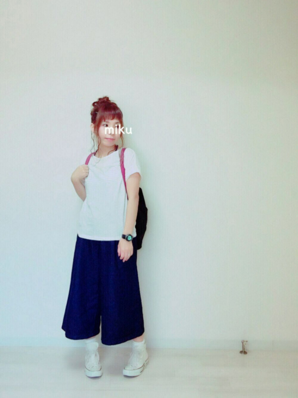 ホワイト系のTシャツ/カットソー、ブルー系のパンツ、ホワイト系のスニーカーを着用したレディースの夏コーディネートの1枚目の写真