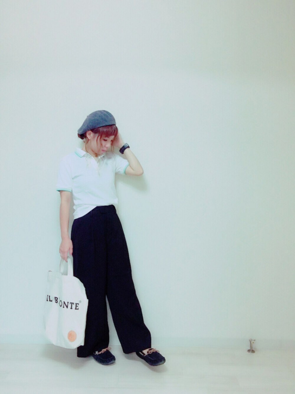 ホワイト系のポロシャツ、ブラック系のその他パンツ、ホワイト系のトートバッグを着用したレディースの夏コーディネートの1枚目の写真