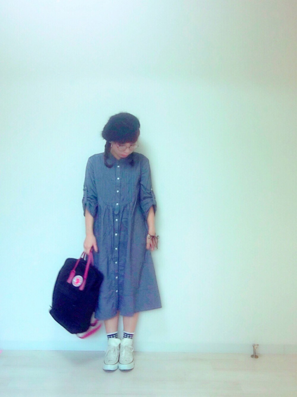 ブルー系のシャツワンピース、ホワイト系のスニーカー、ブラック系のバックパック/リュックを着用したレディースの秋コーディネートの1枚目の写真