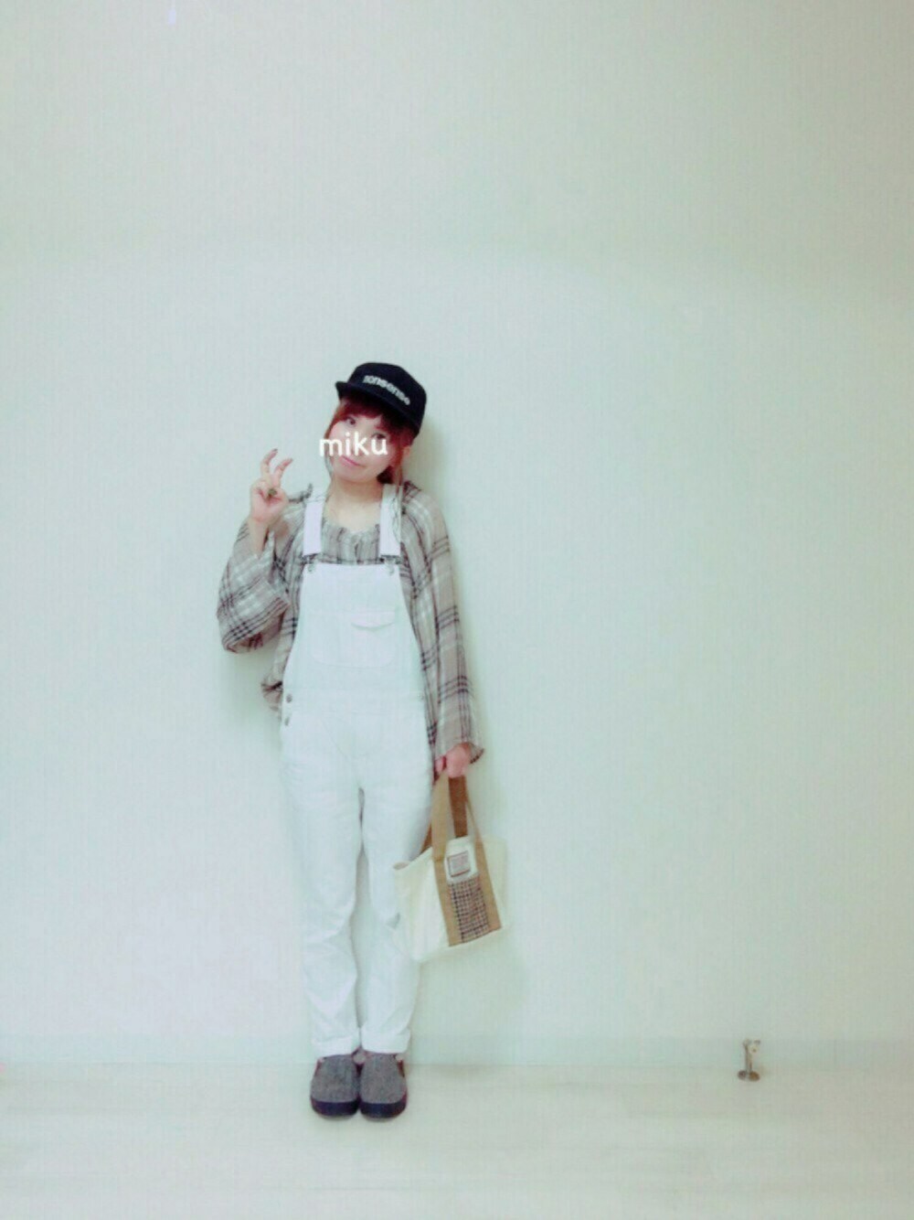 ホワイト系のサロペット/オーバーオール、ベージュ系のシャツ/ブラウス、ホワイト系のトートバッグを着用したレディースの秋コーディネートの1枚目の写真