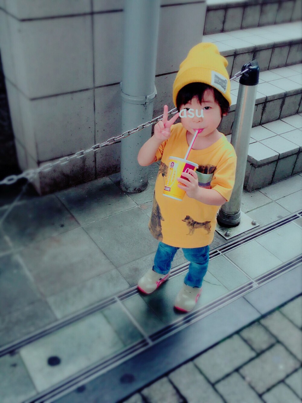 イエロー系のTシャツ/カットソー、ブルー系のデニムパンツ、ベージュ系のスニーカーを着用したキッズの秋コーディネートの1枚目の写真