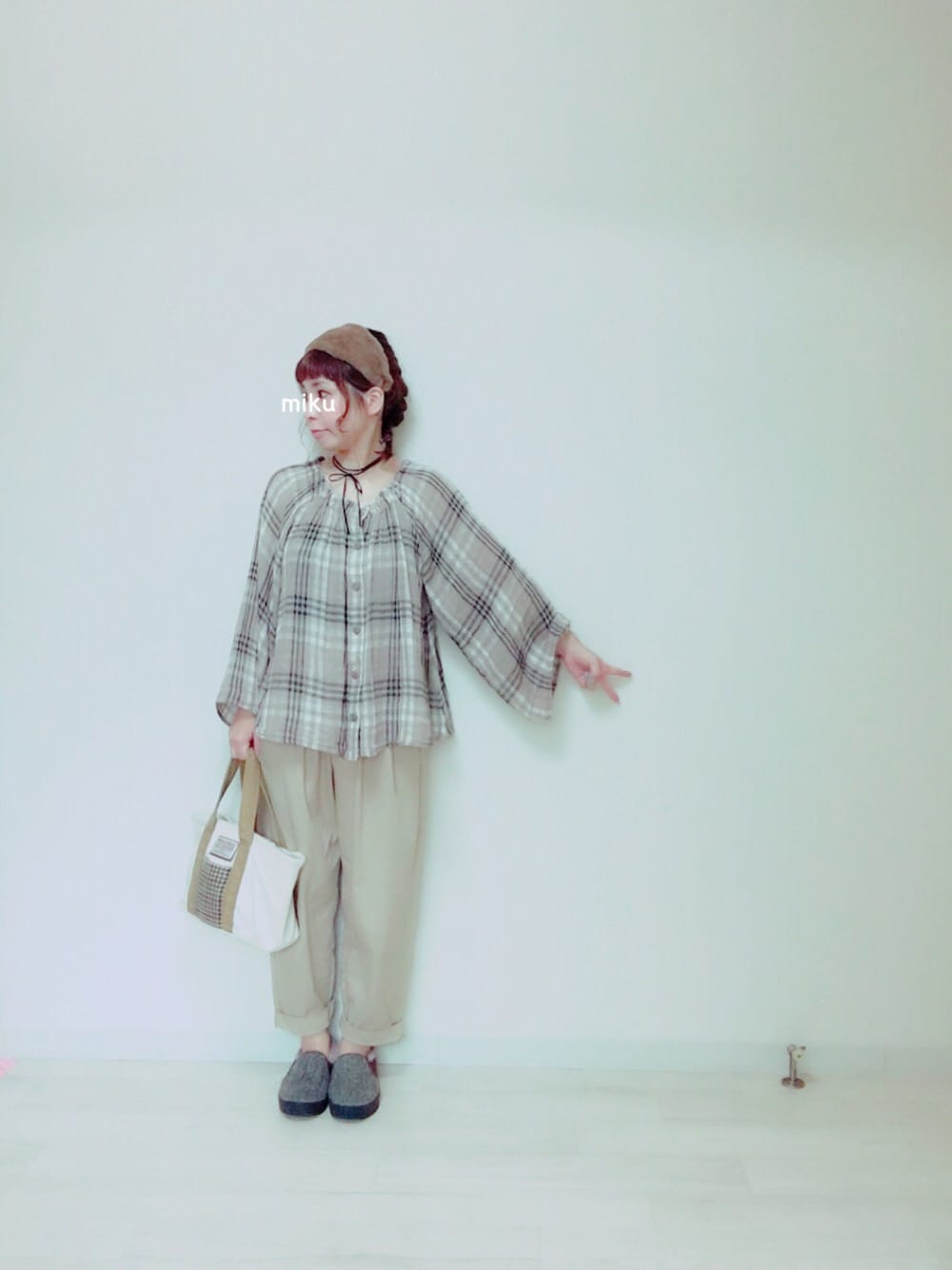 ベージュ系のシャツ/ブラウス、ベージュ系のその他パンツ、ブラウン系のスニーカーを着用したレディースの秋コーディネートの1枚目の写真