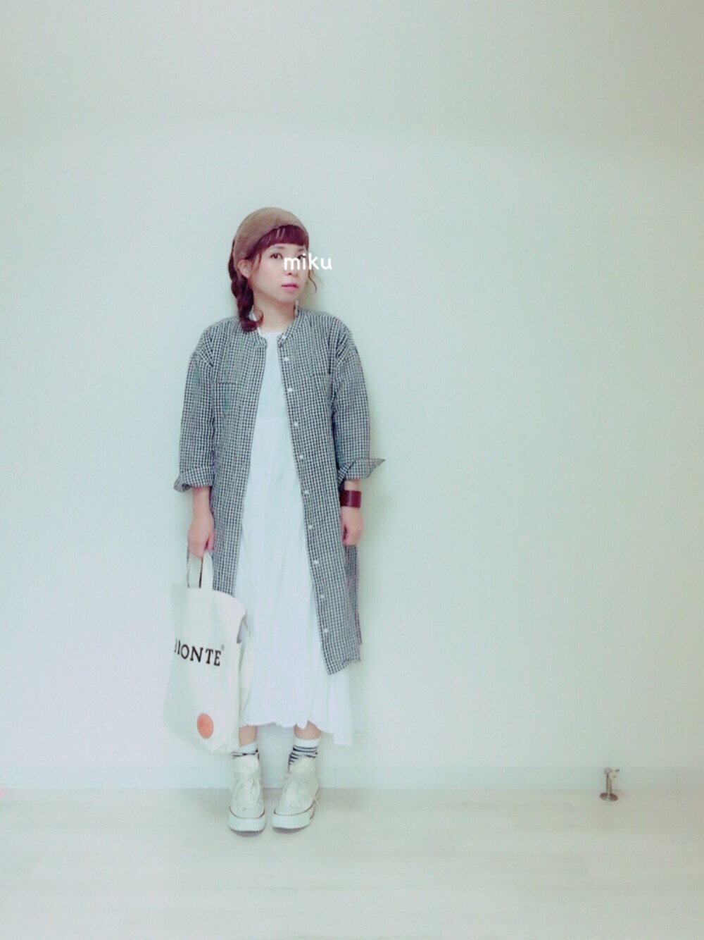 ホワイト系のトートバッグ、ホワイト系のスニーカー、ホワイト系のシャツワンピースを着用したレディースの秋コーディネートの1枚目の写真