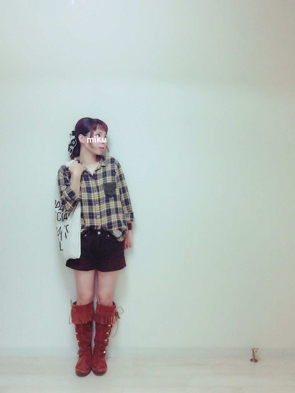 イエロー系のシャツ/ブラウス、ブラウン系のパンツ、ブラウン系のブーツを着用したレディースの秋コーディネートの1枚目の写真