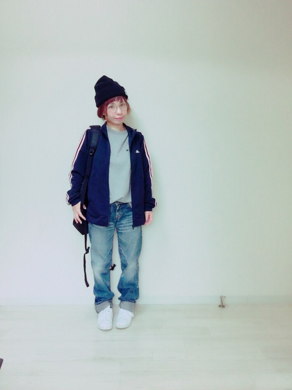 ブルー系のジャージ、グレー系のTシャツ/カットソー、ブルー系のデニムパンツを着用したレディースの秋コーディネートの1枚目の写真