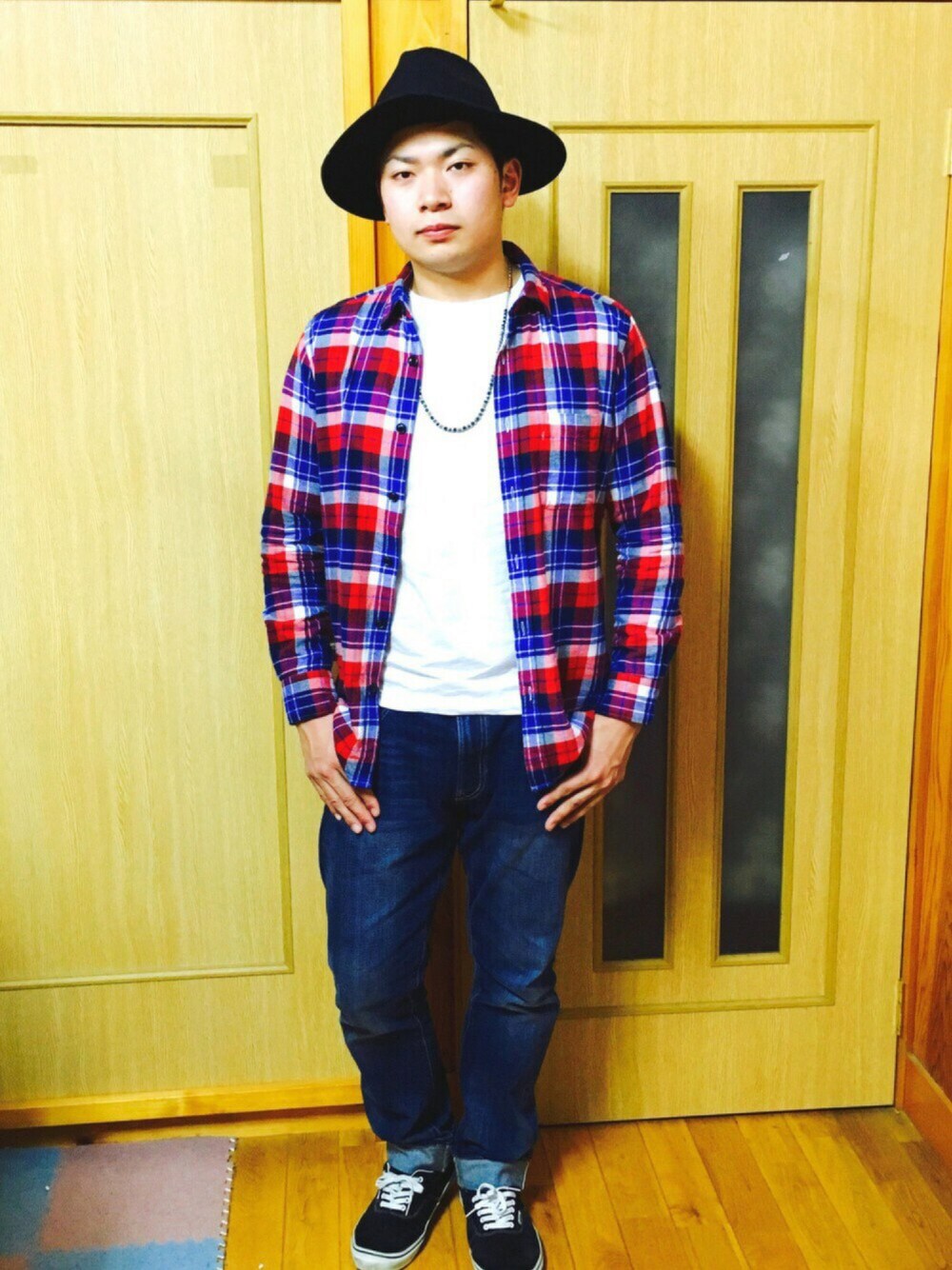 ブルー系のその他パンツ、ブラック系のスニーカー、ホワイト系のTシャツ/カットソーを着用したメンズの春コーディネートの1枚目の写真