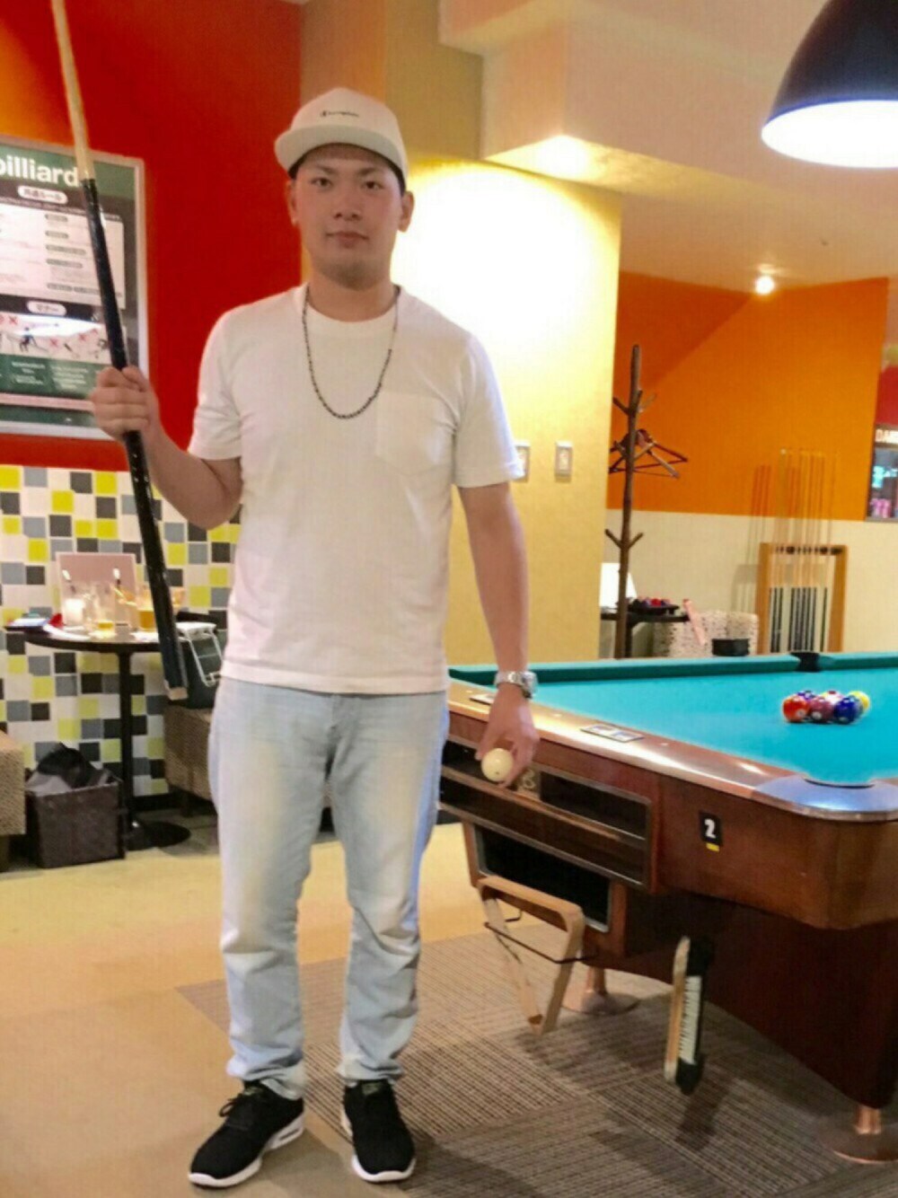 ホワイト系のTシャツ/カットソー、ブラック系のスニーカー、ブルー系のデニムパンツを着用したメンズの夏コーディネートの1枚目の写真