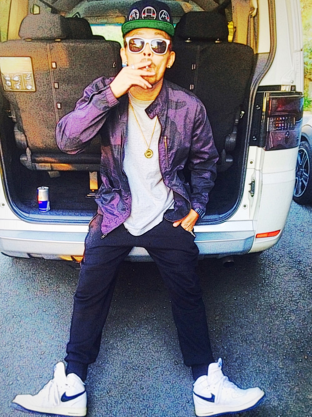 ブルー系のミリタリージャケット、グレー系のTシャツ/カットソー、ブラック系のパンツを着用したメンズの秋コーディネートの1枚目の写真