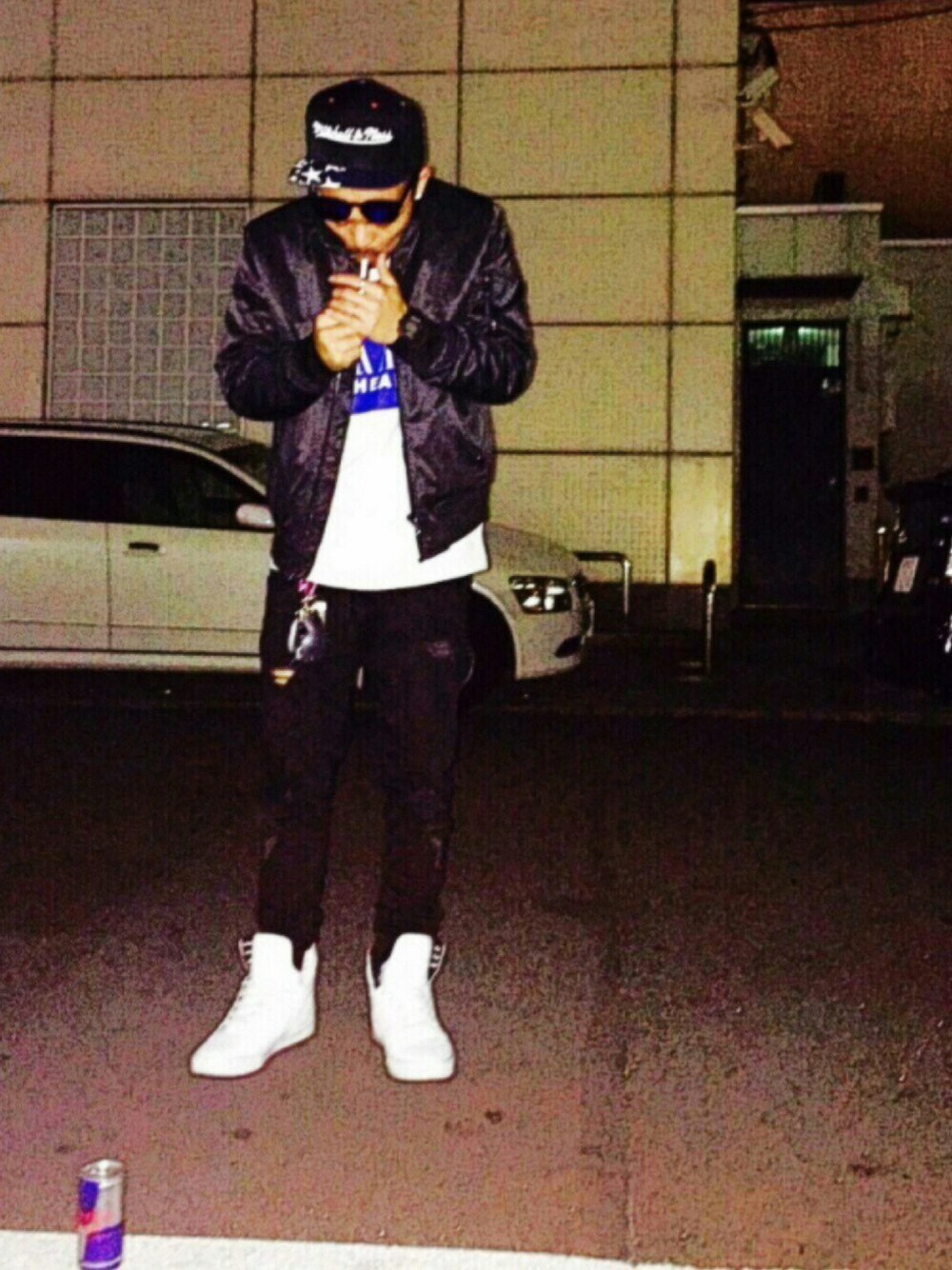 ブラック系のその他アウター、ブラック系のデニムパンツ、ホワイト系のスニーカーを着用したメンズの冬コーディネートの1枚目の写真