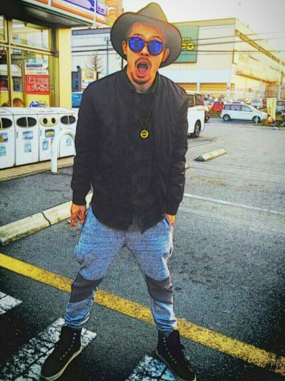 ブラック系のブルゾン、グリーン系のシャツ/ブラウス、グレー系のパンツを着用したメンズの冬コーディネートの1枚目の写真