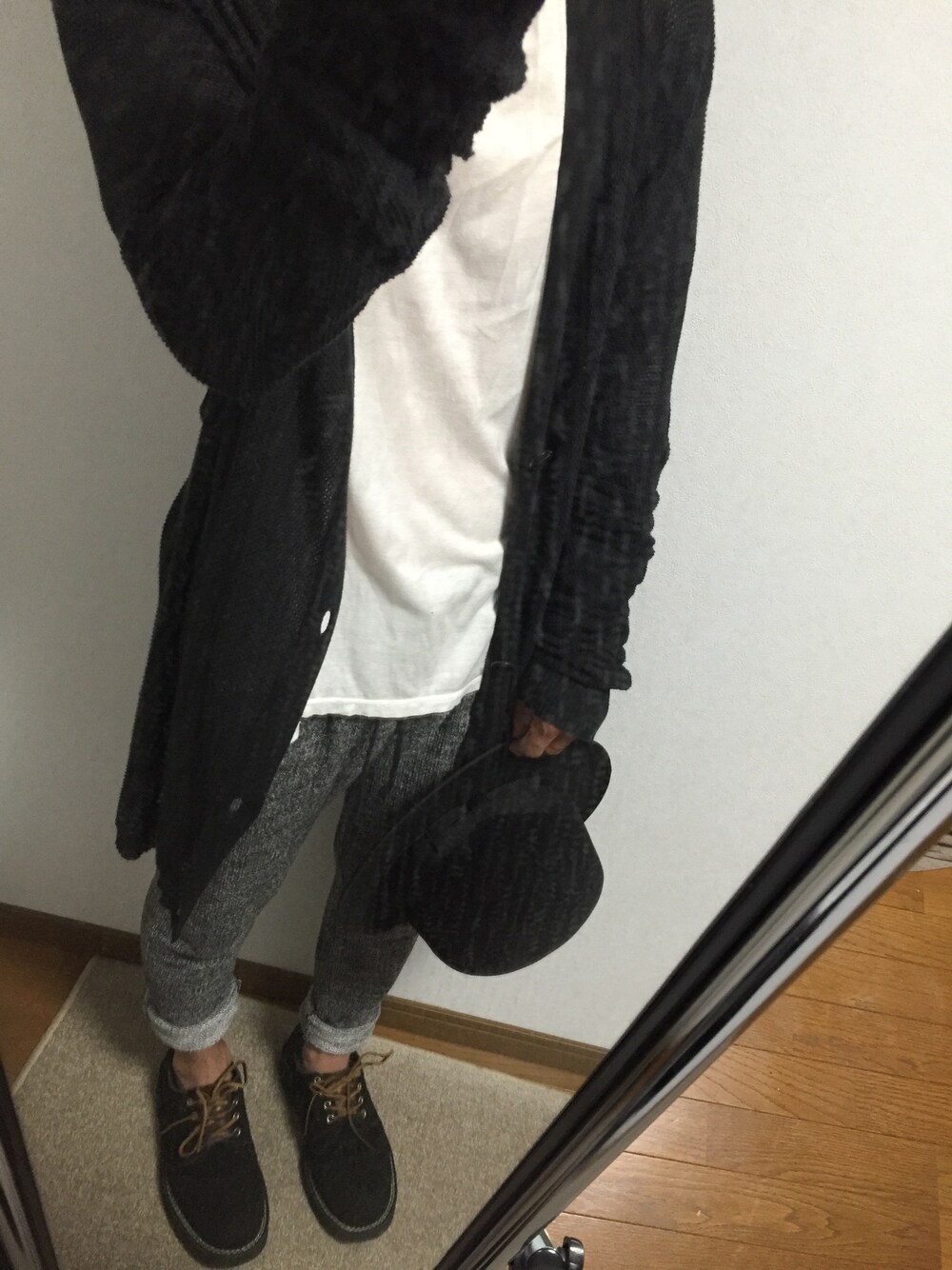 「モノトーン、秋のコーデ」｜「Rick Owensのアイテム（カーディガン/ボレロ、ブラック系）」を使った、xxIRIxxvさん（メンズ・162cm）の秋コーディネートの1枚目の写真