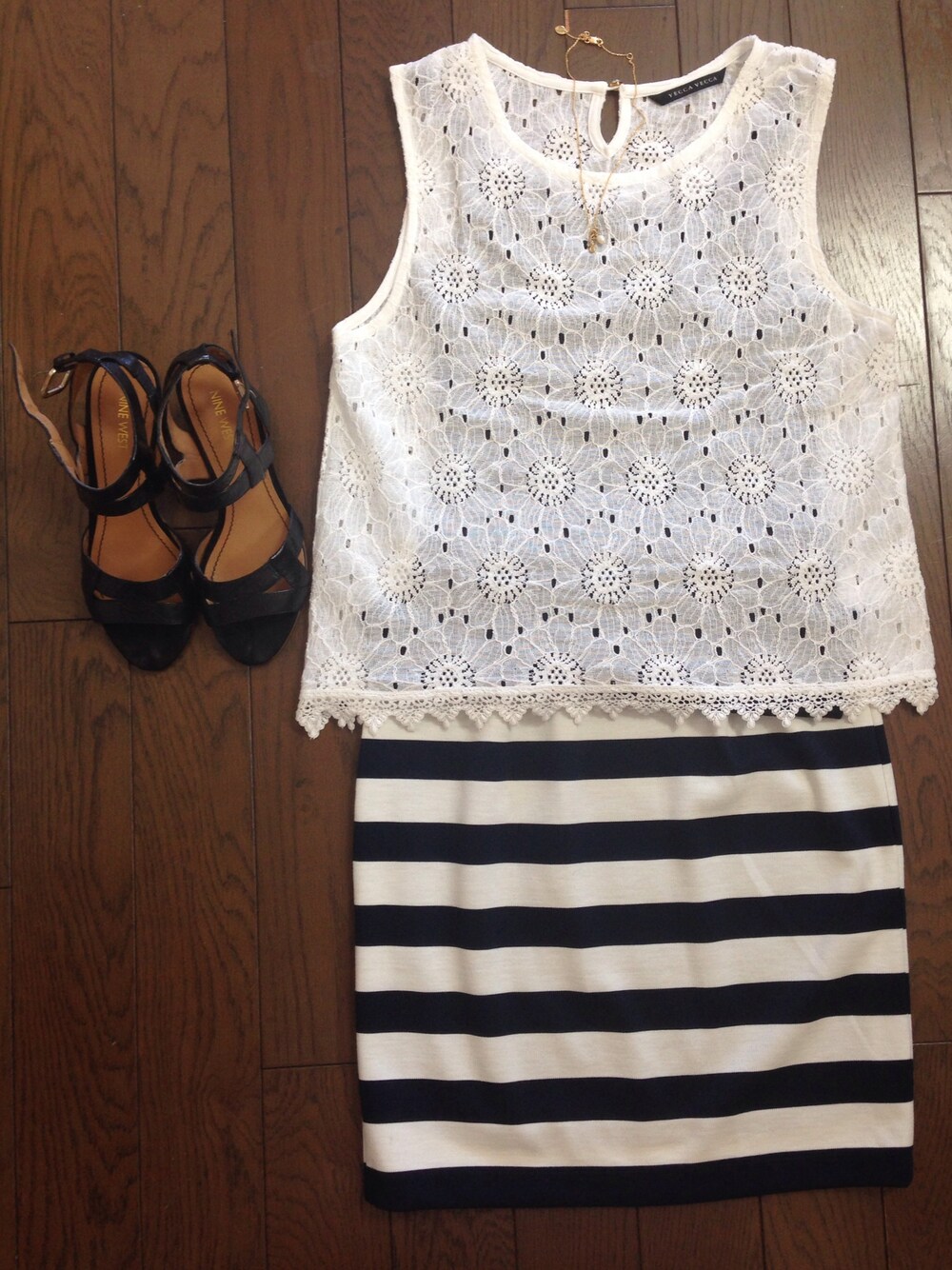 ホワイト系のシャツ/ブラウス、ブルー系のスカート、ブラック系のシューズを着用したレディースの夏コーディネートの1枚目の写真