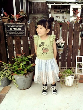 「DENIM DUNGAREE（デニムダンガリー）のアイテム（Tシャツ/カットソー、グリーン系）」を使った、SERI-NAさん（キッズ・100cm）の春コーディネート