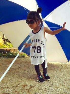 「H&M（エイチ・アンド・エム）のアイテム（Tシャツ/カットソー、ホワイト系）」を使った、SERI-NAさん（キッズ・100cm）の春コーディネート