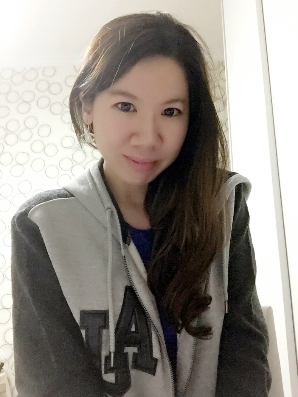 「armani jeans、chanel、armani」｜「CHANELのアイテム（ピアス（両耳用）、シルバー系）」を使った、 范范さん（レディース・160cm）の秋コーディネートの1枚目の写真