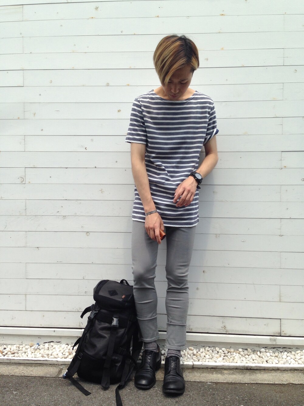 グレー系のその他パンツ、ブルー系のTシャツ/カットソー、ブラック系のブーツを着用したメンズの夏コーディネートの1枚目の写真