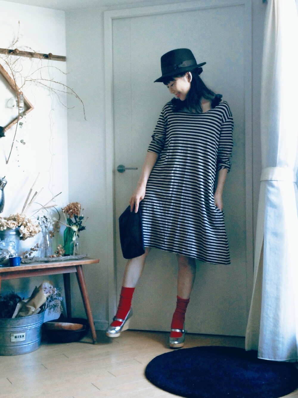 「ソックス×パンプス、つばひろハット、赤ソックス、さしいろ、差し色、差し色(赤)」｜「CHANELのアイテム（口紅/リップティント/グロス、レッド系）」を使った、Ｒさん（レディース・161cm）の秋コーディネートの1枚目の写真