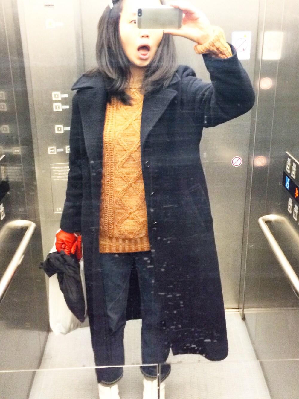 「G.V.G.V.のアイテム（ステンカラーコート、ブルー系）」を使った、Mimoさん（レディース・163cm）の春コーディネートの1枚目の写真