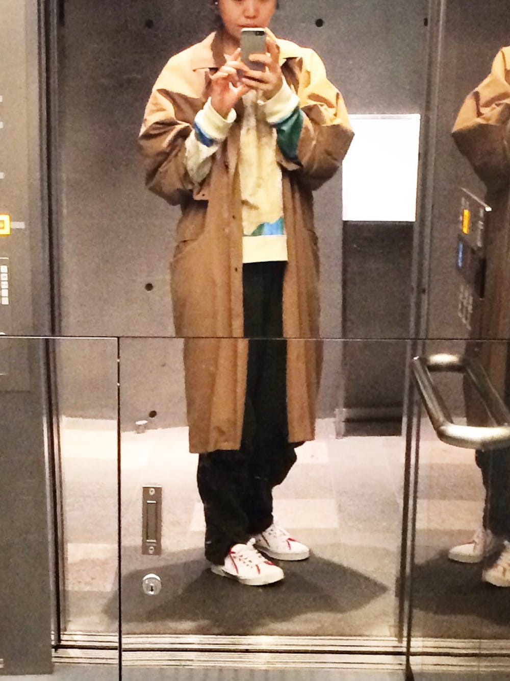 「ACNEのアイテム（スウェット、ベージュ系）」を使った、Mimoさん（レディース・163cm）の春コーディネートの1枚目の写真