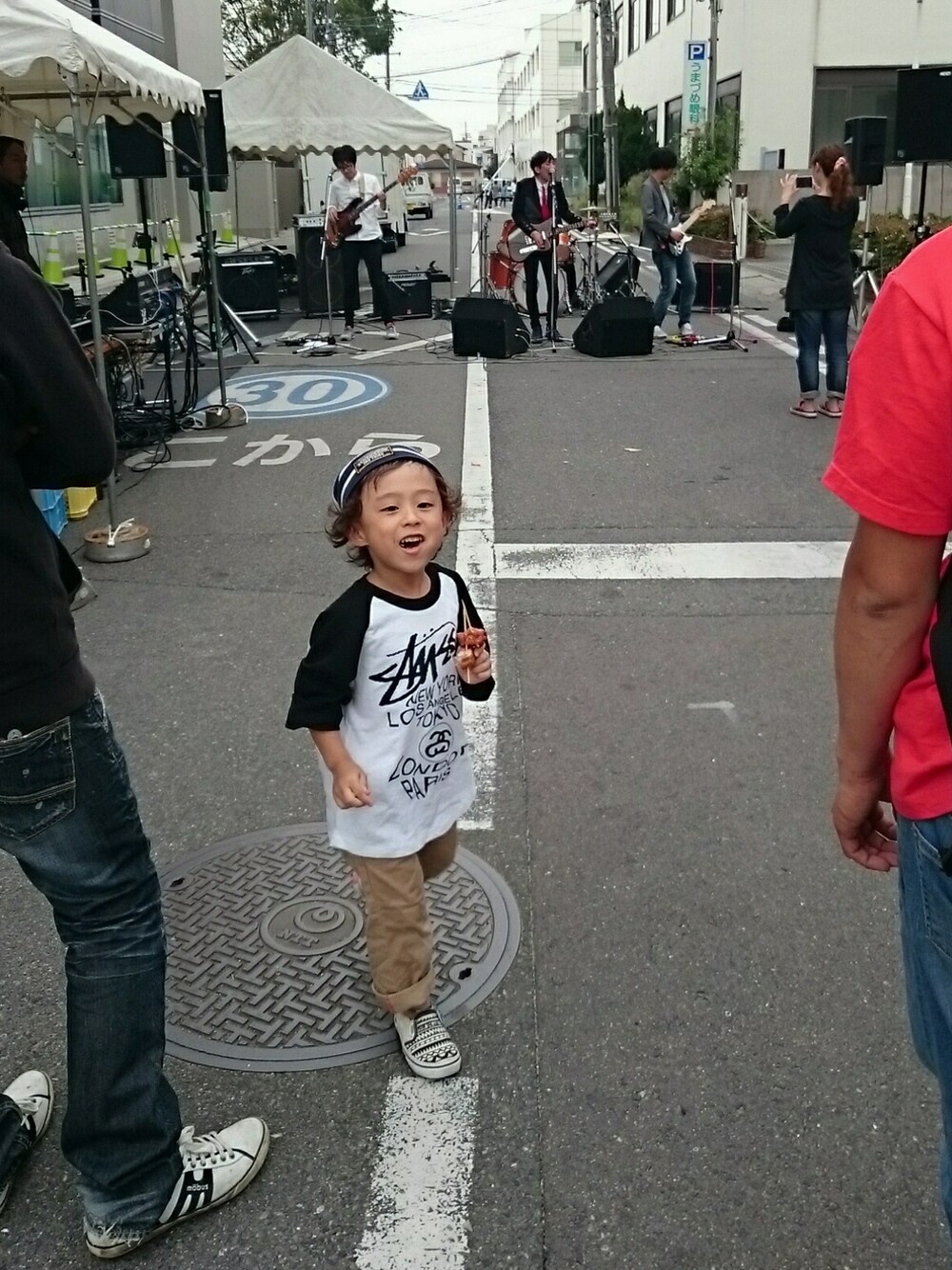 「NEIGHBORHOODのアイテム（帽子、ブルー系）」を使った、rakukunさん（キッズ・110cm）の秋コーディネートの1枚目の写真