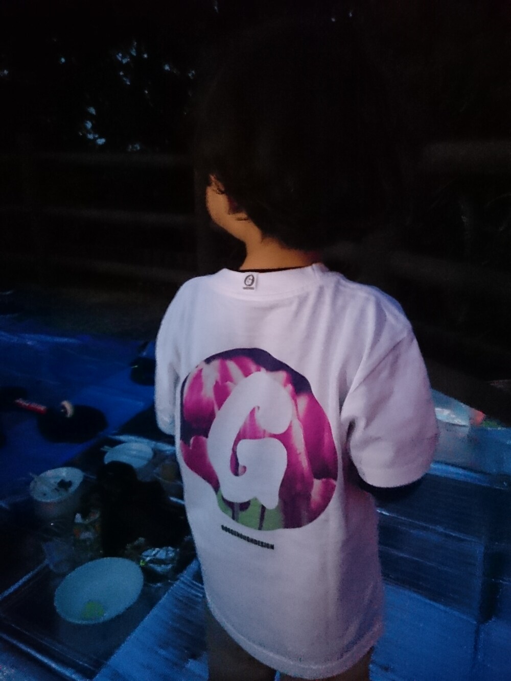 「GOODENOUGHのアイテム（Tシャツ/カットソー、ホワイト系）」を使った、rakukunさん（キッズ・110cm）の春コーディネートの1枚目の写真