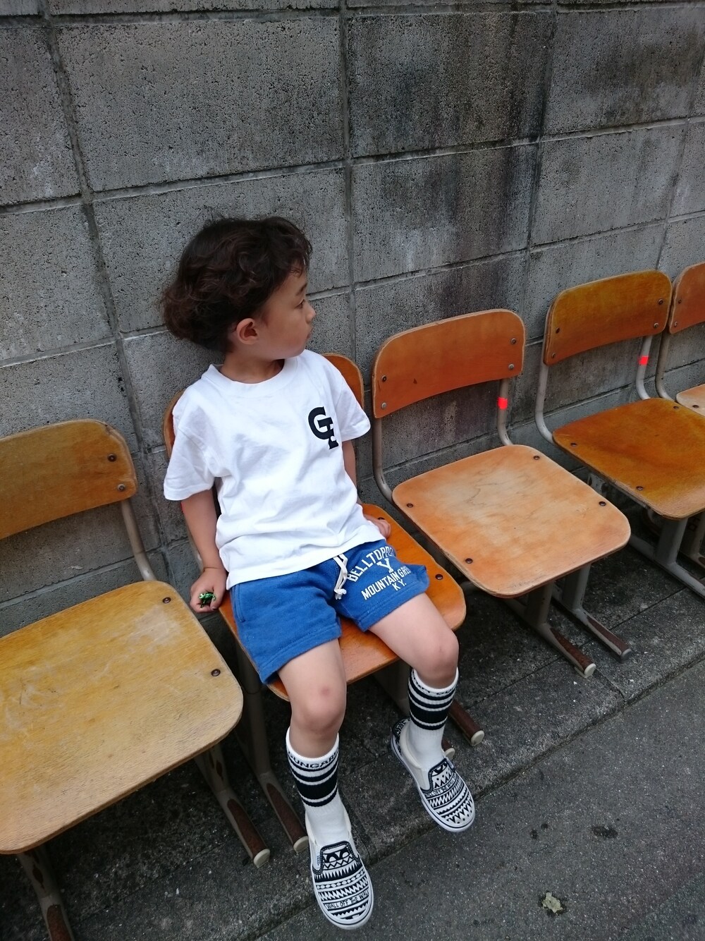 「GOODENOUGHのアイテム（Tシャツ/カットソー、ホワイト系）」を使った、rakukunさん（キッズ・110cm）の春コーディネートの1枚目の写真