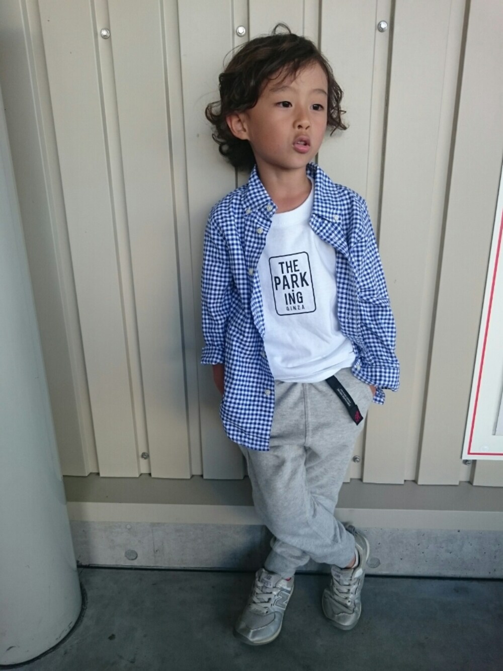 「グラミチ×デニムアンドダンガリー、theparkingginza」｜「theparkingginzaのアイテム（Tシャツ/カットソー、ホワイト系）」を使った、rakukunさん（キッズ・110cm）の秋コーディネートの1枚目の写真