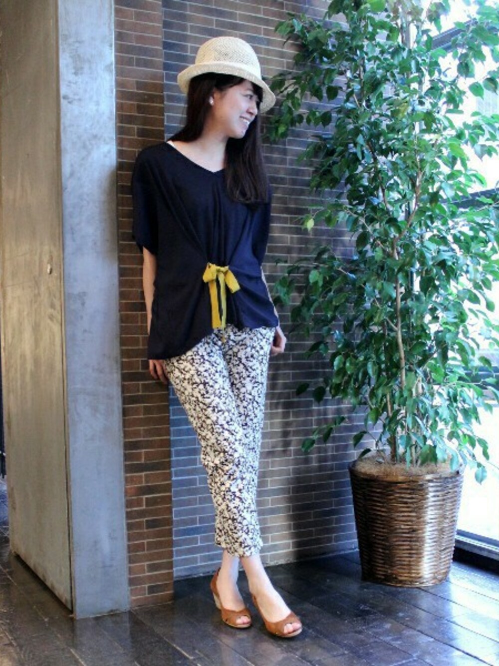 グリーン系のその他パンツ、ブルー系のシャツ/ブラウス、ブラウン系のサンダルを着用したレディースの春コーディネートの1枚目の写真