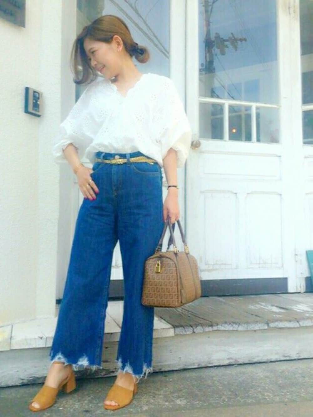 ベージュ系のサンダル、ブルー系のデニムパンツ、ゴールド系のアナログ腕時計を着用したレディースの夏コーディネートの1枚目の写真
