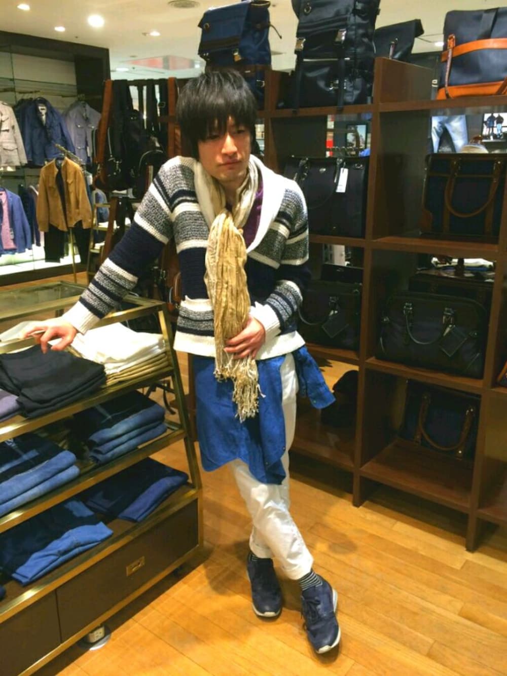 ブルー系のカーディガン/ボレロ、ブルー系のスニーカー、ホワイト系のその他パンツを着用したメンズの春コーディネートの1枚目の写真