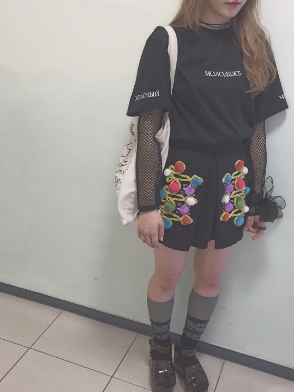 「g.v.g.v.、Cry.、made in HEAVEN、black、vintage、厚底サンダル、Tシャツ、カラフル、迷彩」｜「G.V.G.V.のRUSSIAN LETTERING TEE（Tシャツ/カットソー、ブラック系）」を使った、yu_miさん（レディース・154cm）の春コーディネートの1枚目の写真