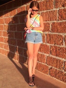 「アイテム（ビーチサンダル、ブラック系）」を使った、Healey Leungさん（レディース・157cm）の秋コーディネート