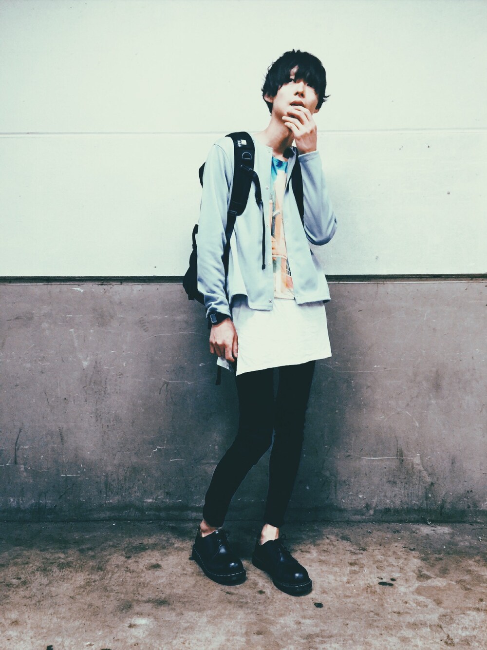 ブラック系のバックパック/リュック、ブルー系のカーディガン/ボレロ、ブラック系のブーツを着用したメンズの夏コーディネートの1枚目の写真