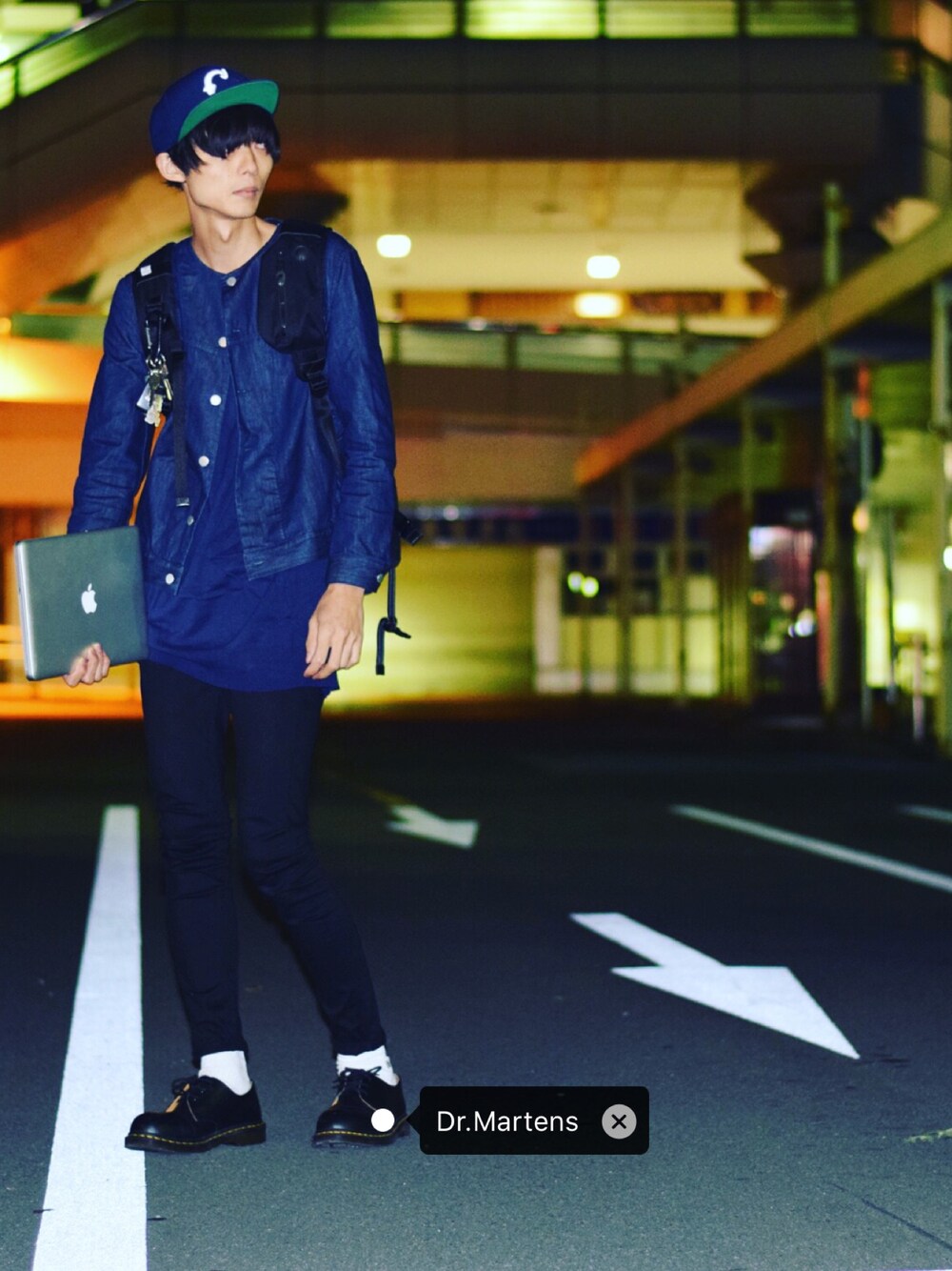 「明け方のステーション、キャップ、ぺったんこ、黒スキニー、バックパック、ニット、ワンピース、デニムジャケット、ノーカラー、秋コーデ」｜「Dr. Martensのドクターマーチン Dr.Martens 3アイレットシューズ（ブラック）（ブーツ、ブラック系）」を使った、SORAさん（メンズ・182cm）の秋コーディネートの1枚目の写真