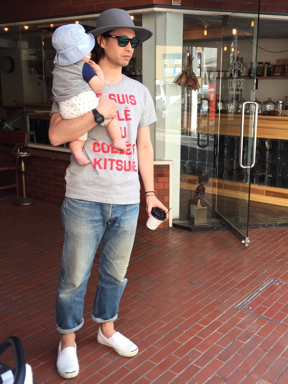 グレー系のTシャツ/カットソー、ホワイト系のスニーカー、ブルー系のデニムパンツを着用したメンズの春コーディネートの1枚目の写真