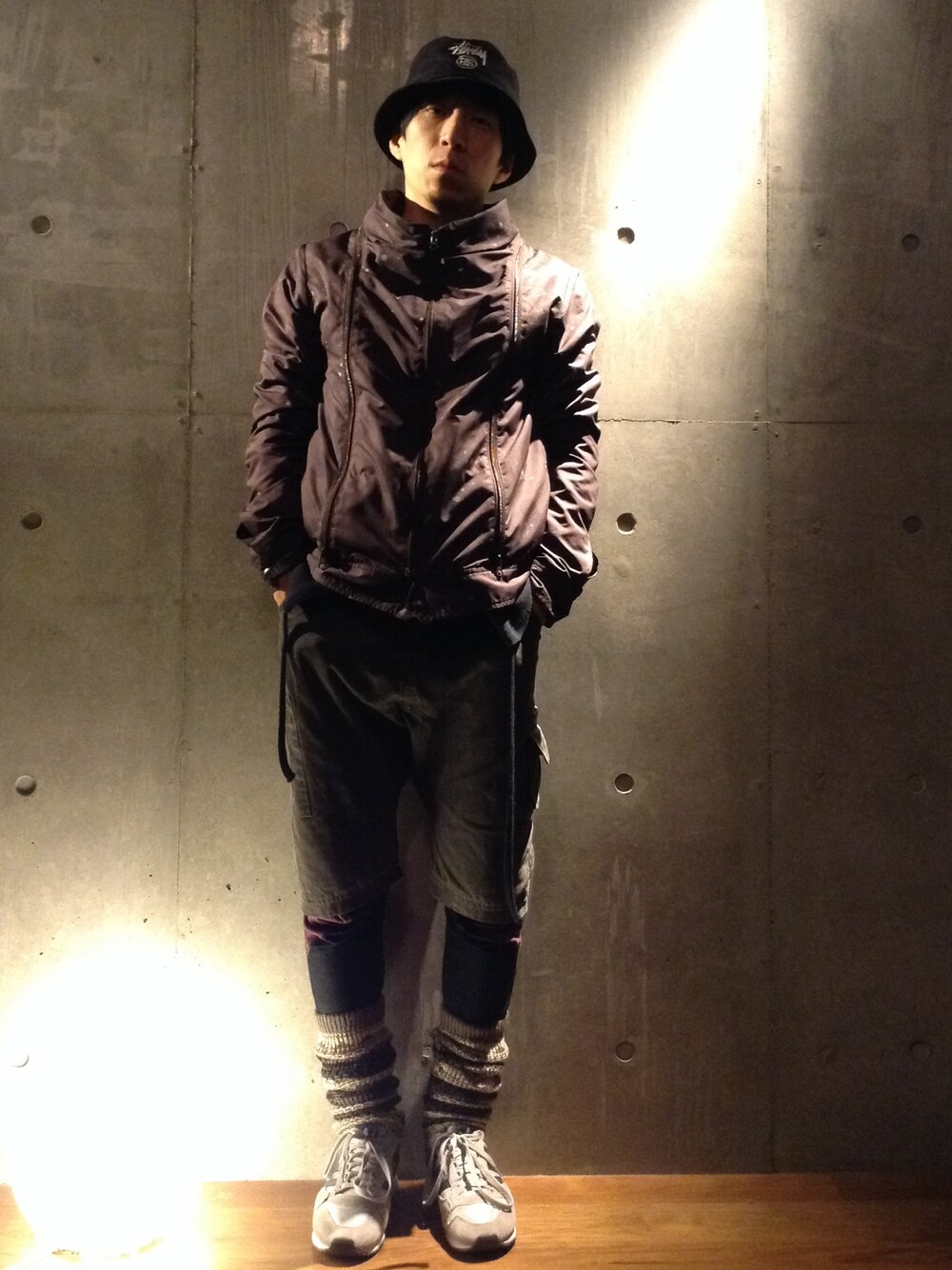 「バケットハット、サルエルパンツ、ハーフパンツ、レギンス、レッグウォーマー、アウトドアスタイル、山行くみたい」｜「FINAL HOMEのアイテム（ナイロンジャケット、グレー系）」を使った、ミヤウチタカシさん（メンズ・165cm）の冬コーディネートの1枚目の写真