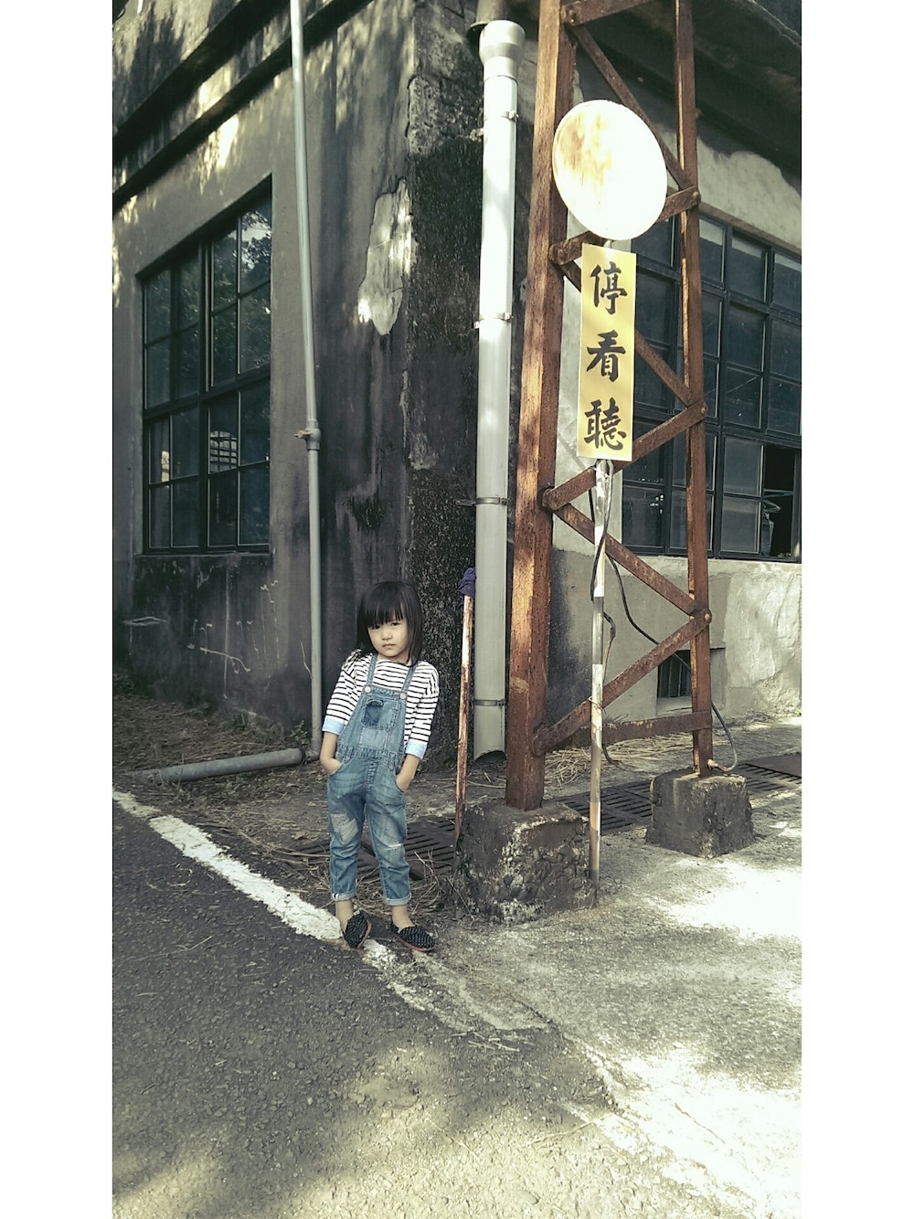 「ZARA KIDSのアイテム（サロペット/オーバーオール、ブルー系）」を使った、mumutopherさん（キッズ・100cm）の秋コーディネートの1枚目の写真