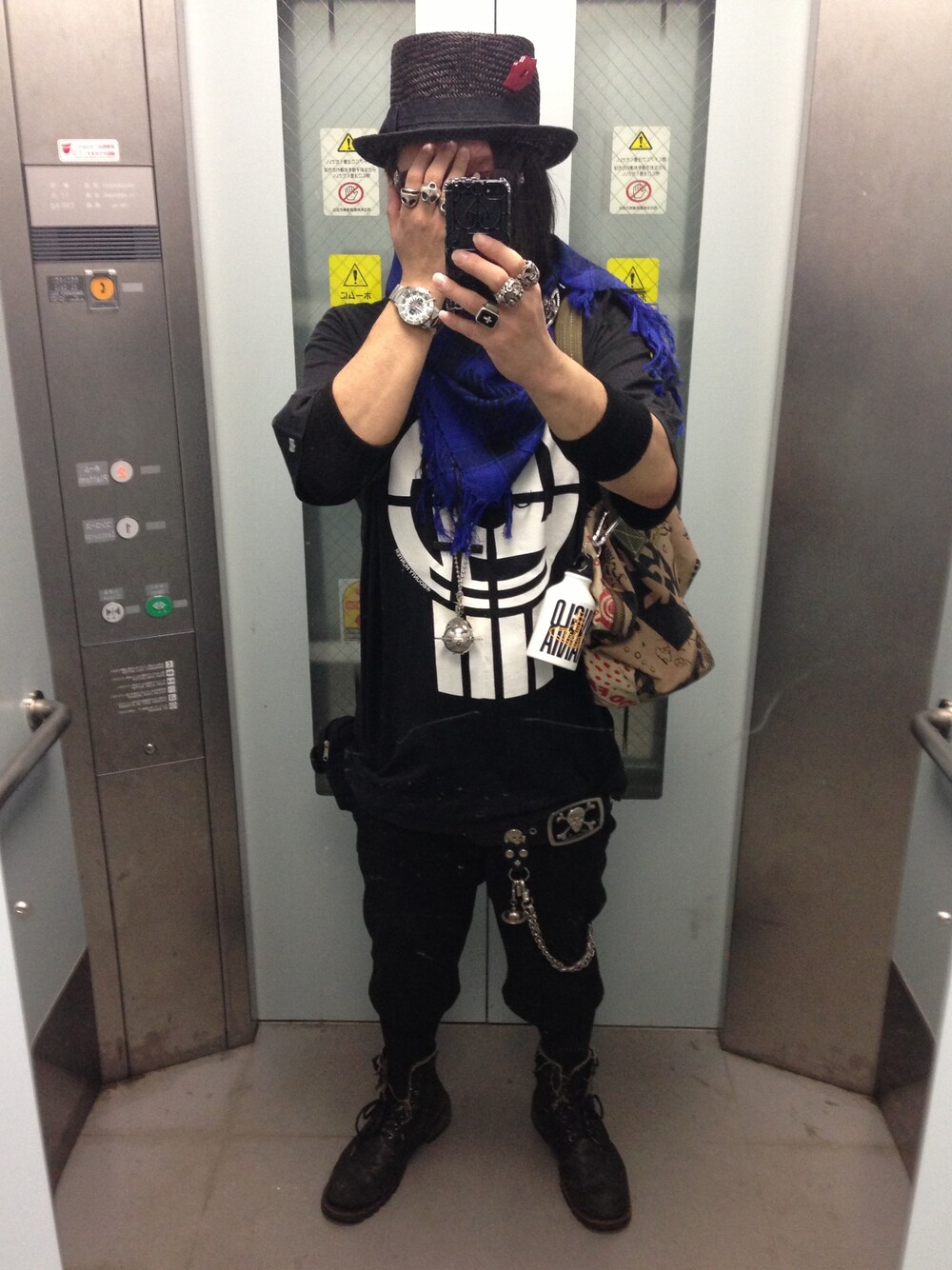 「BOUNTY HUNTERのアイテム（Tシャツ/カットソー、ブラック系）」を使った、mikuruさん（メンズ・165cm）の秋コーディネートの1枚目の写真