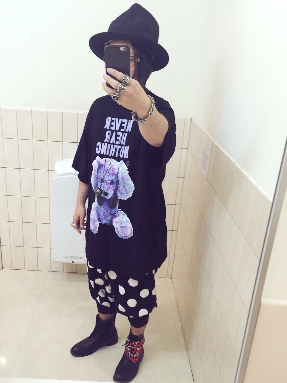 「MILKBOYのアイテム（Tシャツ/カットソー、ブラック系）」を使った、mikuruさん（メンズ・165cm）の春コーディネートの1枚目の写真