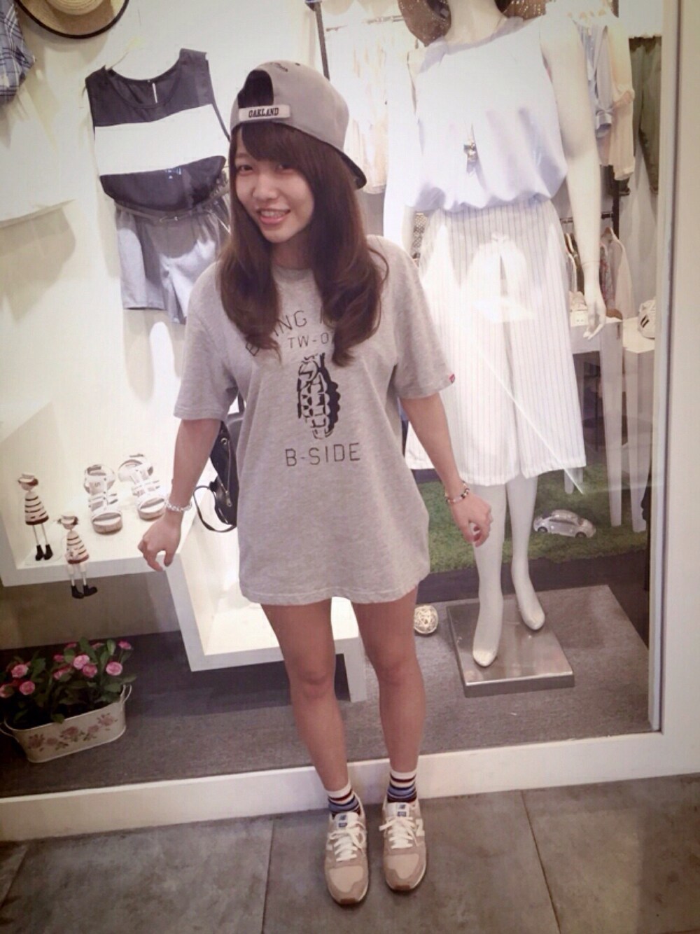 「B-SIDEのアイテム（Tシャツ/カットソー、グレー系）」を使った、Arielさん（レディース・158cm）の秋コーディネートの1枚目の写真