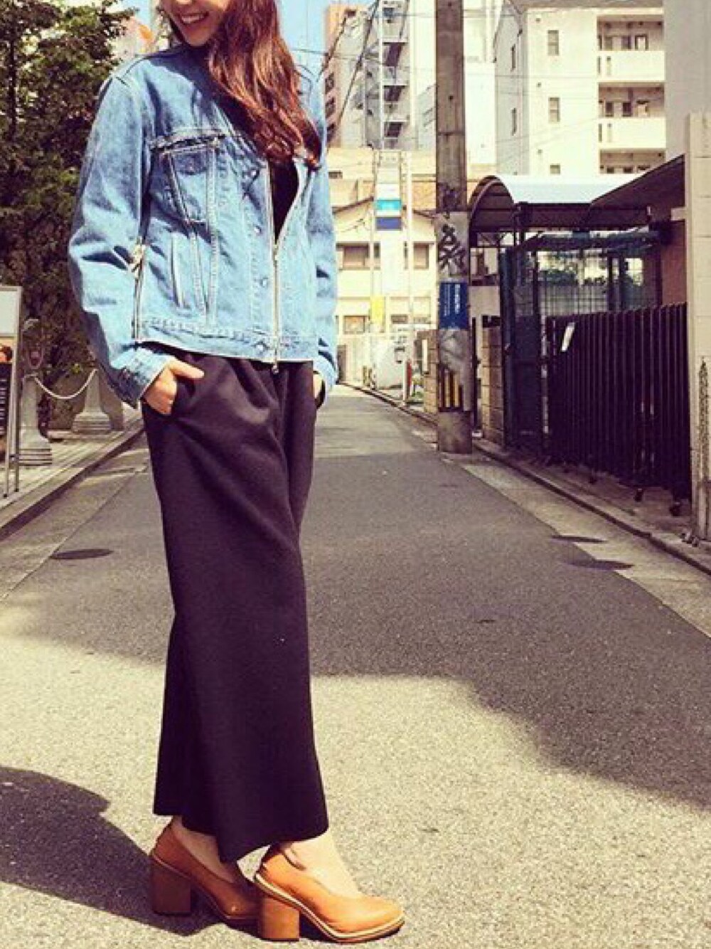 「デニム、秋のコーデ、ワイドパンツ、パンプス、H&M、ZARA、ブラック、カジュアル、シンプル」｜「77circaのアイテム（パンプス、ブラウン系）」を使った、Lisaさん（レディース・170cm）の秋コーディネートの1枚目の写真