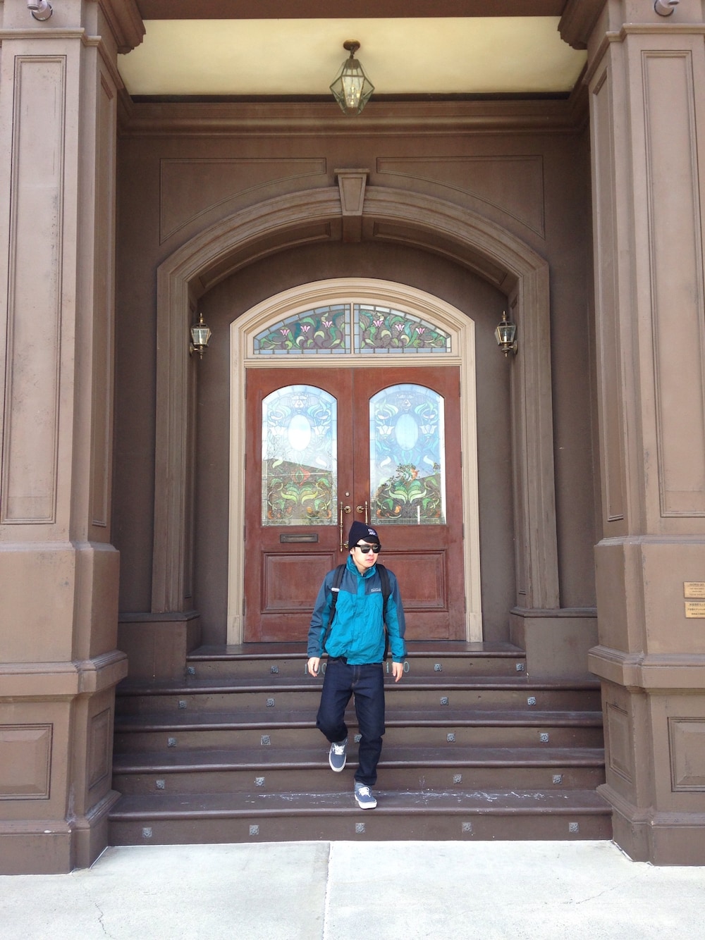 ブルー系のマウンテンパーカー、ブルー系のデニムパンツを着用したメンズの冬コーディネートの1枚目の写真